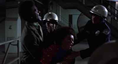- Grab her!
- Let me go! - Blacula
