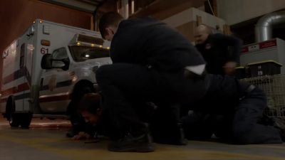 - Grab him! - Chicago Fire