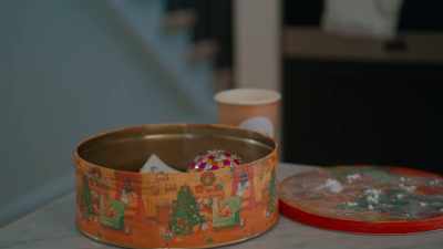 -[Grace] No, thank you. -[Tom
chuckles] - Christmas Keepsake