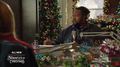 Grandpa, that's her.
The elf from the store! - Project Christmas Wish