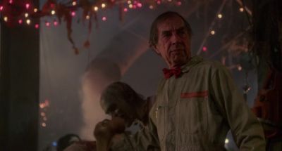 Grandpa's strict liquid diet keeps him as fresh as a rose - The Texas Chainsaw Massacre 2