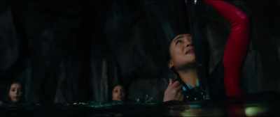 -[Grant] Okay. Push.
-[Alexa grunts] - 47 Meters Down: Uncaged