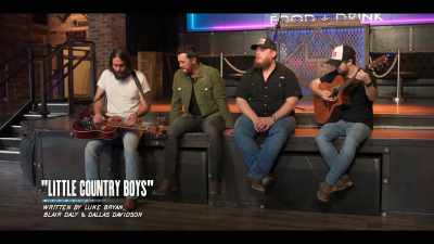 ♪ Grass stains on their jeans ♪ - It's All Country