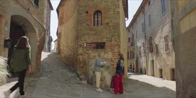 - Grazie. Ciao.
- Ciao. See you later. Ciao. - Signora Volpe