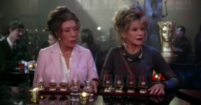 Great. Now they think I
have alien hand syndrome. - Grace and Frankie