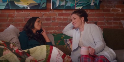 - Great. Oh! Do you
remember my friend Toni? - Christmas with a Kiss