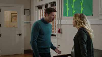 - Greg, did she tell you why
she punched him in the face? - Good Girls