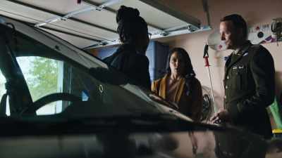 - [GREG] That's your set.
- You're letting me drive? - Naomi