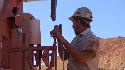 Greggy's been getting to me today.
Greg, watch out! - Outback Opal Hunters