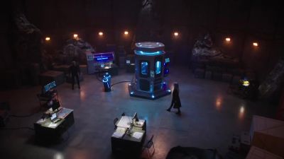 - [groans, scoffs]
How did you get out? - The Flash