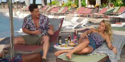 -[groans] We should get some brunch going.
-[groans] - Vacation Friends 2