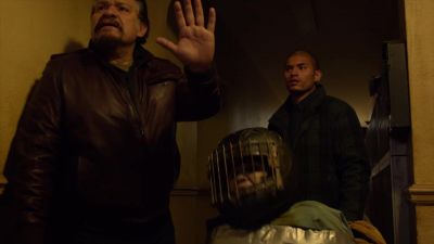 - (Growling)
- Don't move! - The Strain