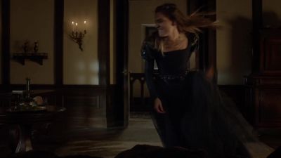            (grunting)
           (clanging) - Reign