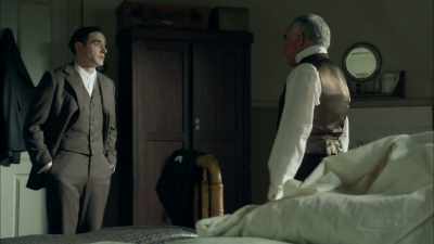 [ Grunting ]
Easy. - Grand Hotel