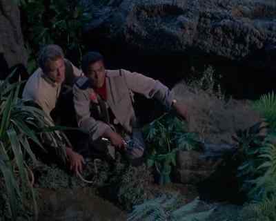 [ Grunting ]
That's it. - Land of the Giants