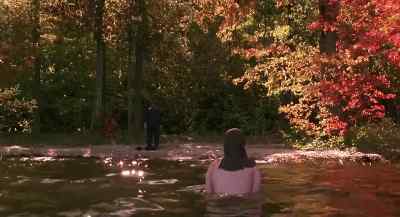 - [Grunts]
- Don't turn around. - I Love Trouble