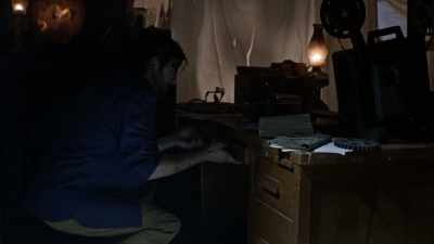 (GRUNTS) Let's get out of here. - No Escape Room