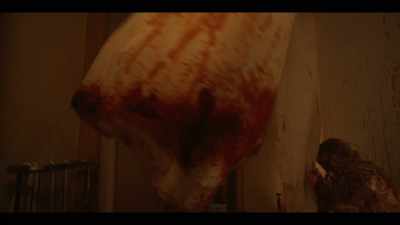 (grunts, slashes)
(Gwen screaming) - Haunting of the Queen Mary