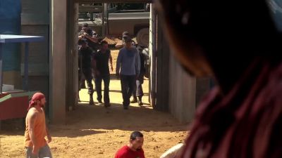 [GUARD SPEAKS IN SPANISH] - Prison Break