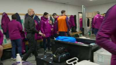 [Guardiola shouts] Sit down! Nobody talks!
Sit down! - All or Nothing: Manchester City