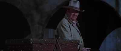 Guess he don't like anybody behind him.
Neither do I. - Big Jake