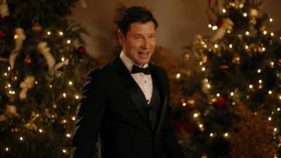 (guests applauding) - Match Made in Mistletoe