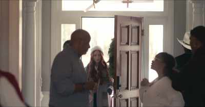 [guests chattering]
[music continues] - Christmas at Xander Point