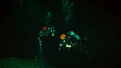 Guiding me is dive archaeologist
Guillermo de Anda. - Lost Treasures of the Maya