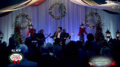 (guitar music) - Christmas at Graceland: Home for the Holidays