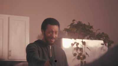 (gun shots exploding)
(bodies thudding) - Amor Emanuelle