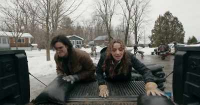 Guy can organize 300
people to fight a flood, - The Republic of Sarah