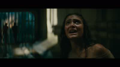 Guys? That thing is back! Again! All together, lift. One, two, three… - Jurassic World Rebirth