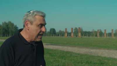 Hacer su propio lugar para dormir
poder hacer. - The Tattooist’s Son: Journey to Auschwitz