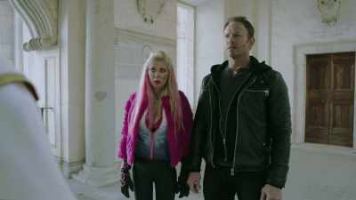 সুতরাং মহান haimetsästäjä হয়। - Sharknado 5: Global Swarming