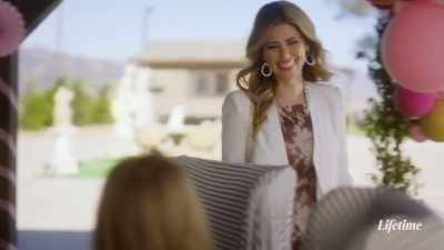 -Haley, hi. Mwah. Mwah.
-Callie! Hi. - Psycho Sister-In-Law