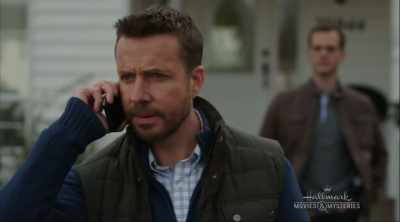 Hallo?
-De auto van Lillian is gestolen. - Aurora Teagarden Mysteries: A Game of Cat and Mouse