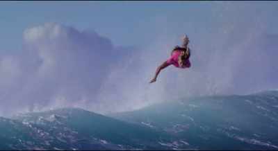 Hamilton flies
away on the inside corner, - Bethany Hamilton: Unstoppable