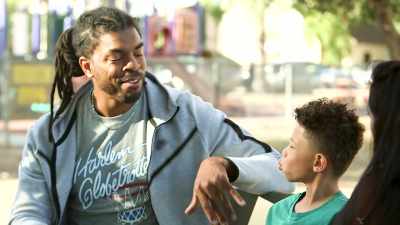 HAMMER: WHAT I CAN PROVIDE FOR
YOU IS A FLIGHT EXPERIENCE. - Harlem Globetrotters: Play It Forward