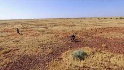 (HAMMERING) - Outback Opal Hunters