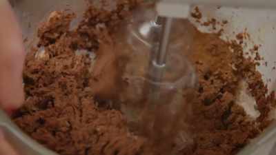 [hand mixer whirring] - Make or Bake Christmas