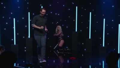 (hand slaps)
(Vanessa exhales) - Courtney Pauroso: Vanessa 5000
