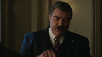 Hands against the car. Come on. - Blue Bloods