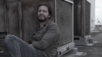 Hands where I can see 'em.
Don't turn around. - Fear the Walking Dead