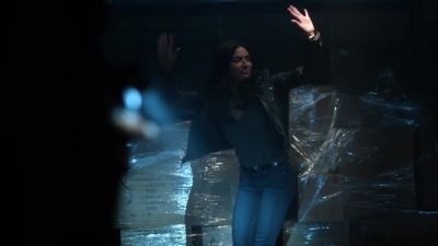 Hands where I can see them. - Supergirl