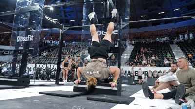 Handstand push-ups
de frente para a parede, - Fittest on Earth: Retro/Active