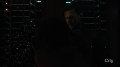 Hang it around my neck. - Hannibal