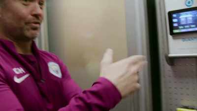 -Hang in there.
-[Brandon screams] - All or Nothing: Manchester City