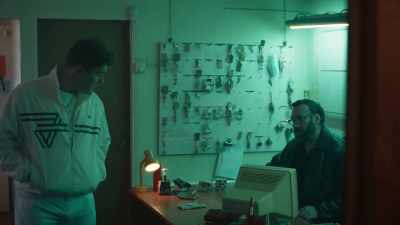- Hang on, time to step
up lad, there's 500 there. - Liverpool Narcos
