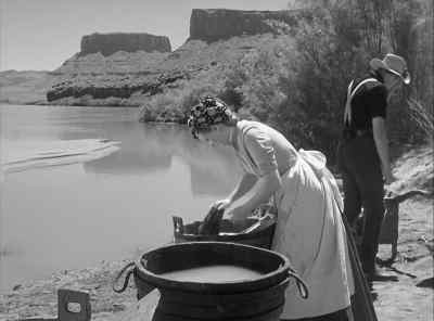 - Hang these up by the feet, Sandy.
- Yo. - Rio Grande
