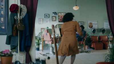 [hangs receiver up] - Robin Roberts Presents: Mahalia